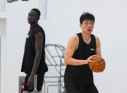 平博娱乐-杨瀚森最可能被篮网首轮选中签保障合同的简单介绍