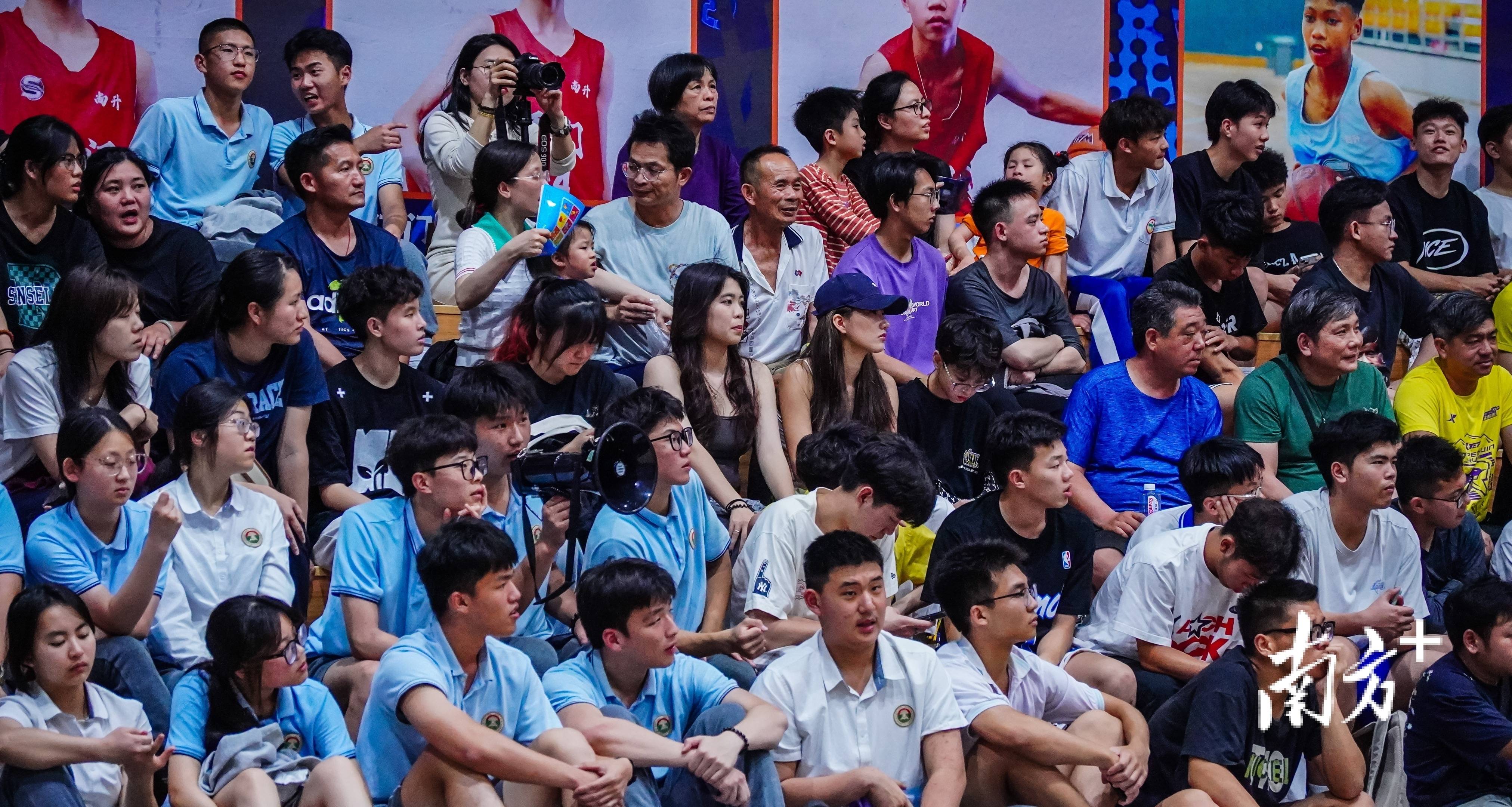 比赛观众喧闹，助威声震耳欲聋