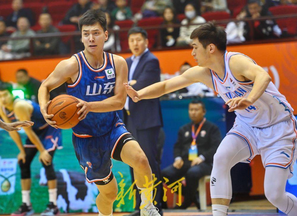 山东男篮备战对抗福建队，全队精神抖擞