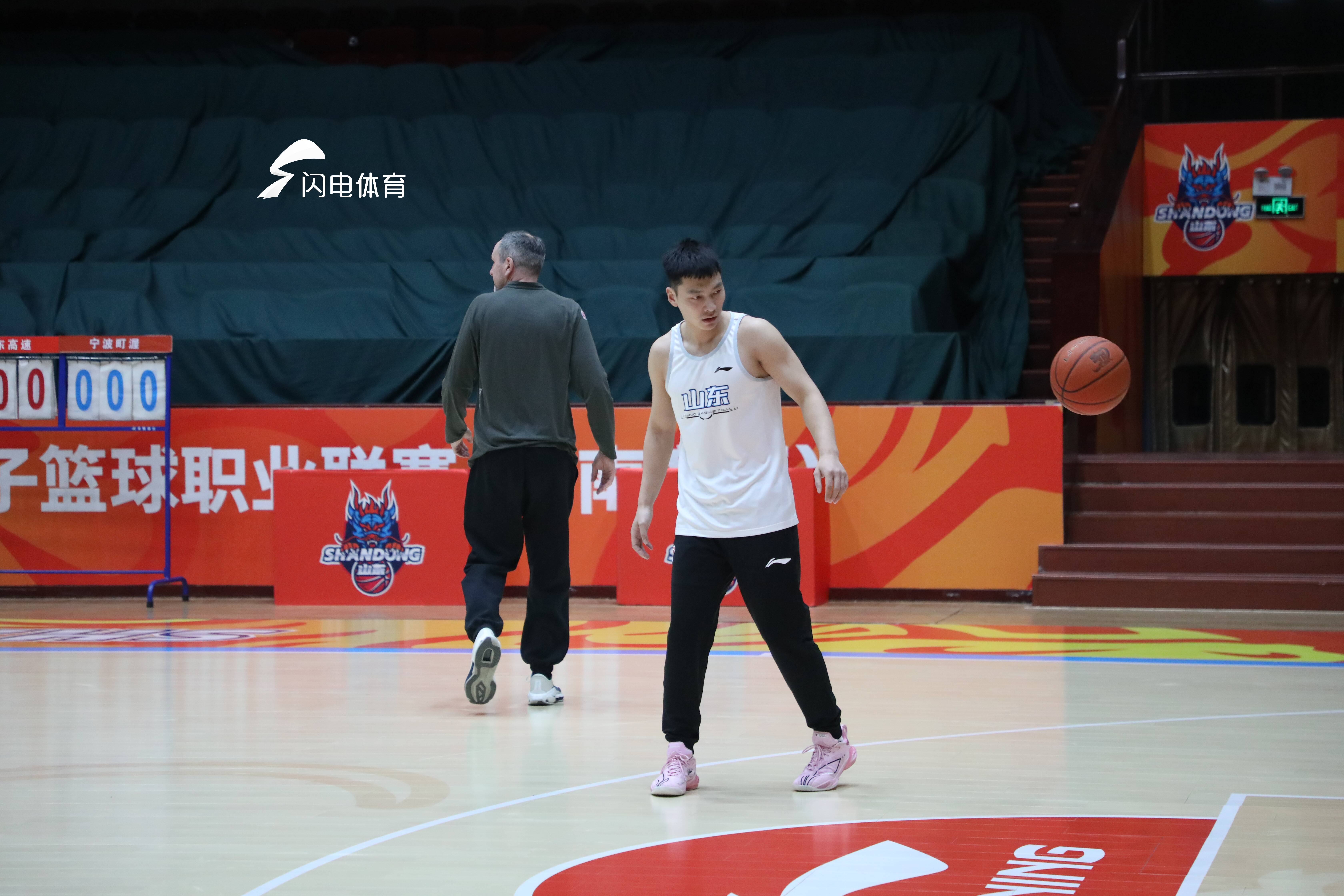 山东男篮备战对抗福建队，全队精神抖擞