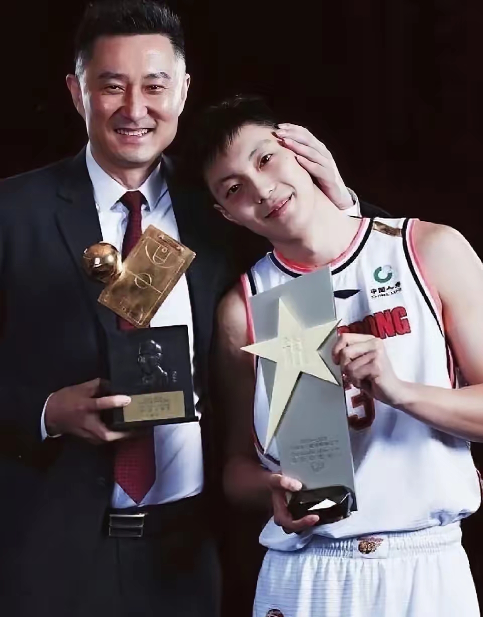 包含官宣！杜锋亲选卡巴加盟NBL，广东锁定23+17大外援，江苏队优先续约权倒计时的词条