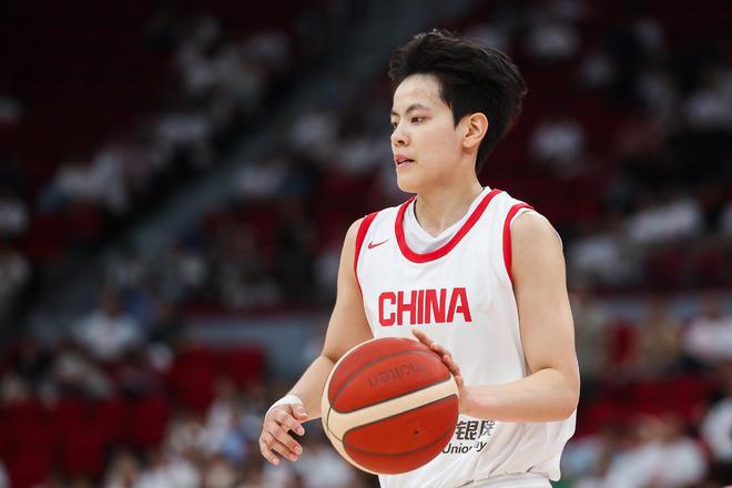 杨舒予社媒发布杂志照片：这次的采访让我无限接近了解自己