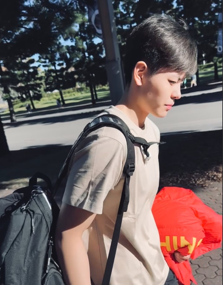 杨舒予社媒发布杂志照片：这次的采访让我无限接近了解自己