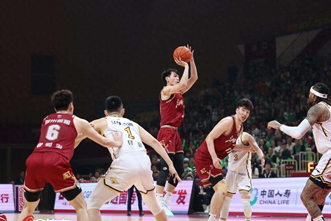 紧张对决，劲旅逆袭取胜对手掀翻局面的简单介绍